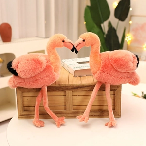 Charmantes peluches de flamants roses avec fourrure douce et longues pattes en décor