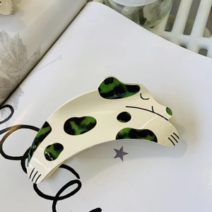 Pince à cheveux minimaliste en acrylique en forme de chien avec motif taches dalmatiennes