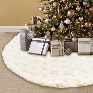 Détail de la jupe de sapin de Noël en peluche blanche avec broderie de flocons de neige dorés