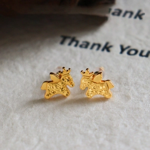 Boucles d'oreilles de luxe dorées à l'or 24 carats, design poney ailé et couronne