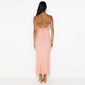 Vue détaillée du dos d'une robe rose dos nu avec un design à lacets délicat et fente