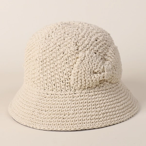 Détail d'un chapeau cloche en coton beige fait main avec texture de nœud tressé