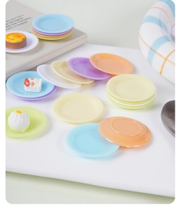 Détail macro d'un ensemble d'assiettes miniatures colorées avec de petits aliments factices