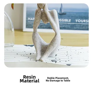 Détail d'une sculpture de penseur abstrait en résine avec texture sablée sur socle blanc