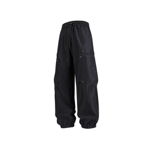 Pantalones cargo negros holgados para hombre con múltiples bolsillos y cordón