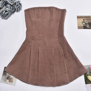 Robe bustier en jean marron délavé vintage posée à plat avec coupe trapèze chic