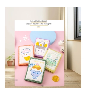 Detalle de cuadernos de felpa con bordados de postres coloridos y diseño tierno