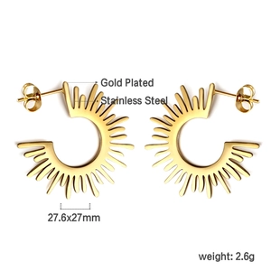 Détail de boucles d'oreilles soleil en acier inoxydable doré, taille 27,6x27mm