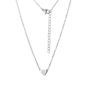Détail du pendentif cœur argenté lettre O avec fermoir mousqueton et chaîne ajustable
