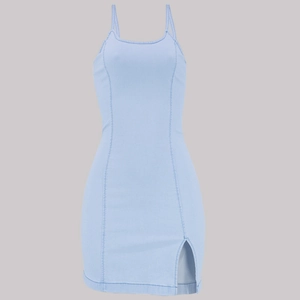Détail de la mini robe en jean bleu clair montrant la fente latérale élégante sur l'ourlet
