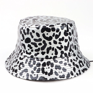 Détail du chapeau bob argenté brillant avec texture à motifs de vache et finitions