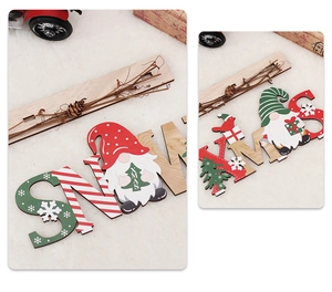 Dettaglio di decorazioni in legno SNOW e XMAS con gnomi e motivi natalizi dipinti a mano