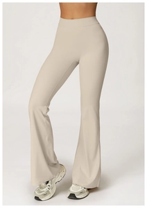 Dettaglio a vita alta dei pantaloni yoga a campana beige con ampia fascia in vita