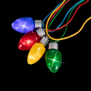 Set di quattro collane con lampadine LED luminose blu, rosse, gialle e verdi su nero