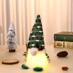 Nahaufnahme eines dekorativen Weihnachtsgnom-Nachtlichts mit grüner Strickmütze