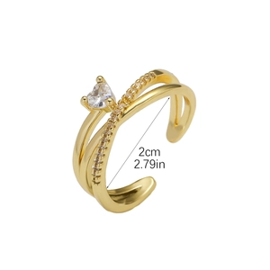 Detailansicht der 2cm Durchmesser-Messung eines goldenen Herz-Zirkon-Rings