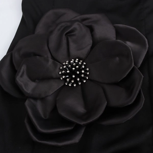 Abito da sera nero senza spalline con fiore 3D in raso e brillanti strass applicati