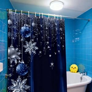 Rideau de douche de Noël avec boules bleues et argentées sur fond bleu foncé