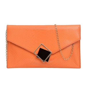 Pochette arancione a busta con trama a coccodrillo e tracolla a catena dorata da donna