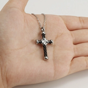 Collier avec pendentif croix en acier inoxydable argenté avec un design texturé torsadé