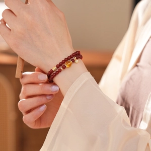 Vue détaillée du bracelet double rang en perles d'agate plaqué or 18 carats et trèfle doré