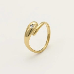 Vue détaillée de la bague serpent dorée avec une pierre précieuse sur fond blanc