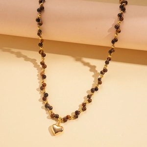 Collier en perles d'oeil de tigre avec pendentif cœur plaqué or 18 carats élégant