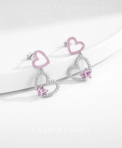 Dettaglio degli orecchini a doppio cuore in argento S925 con smalto rosa e cristalli