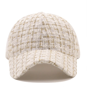 Détail d'une casquette de baseball en tweed blanc et doré avec fils métalliques