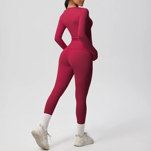 Vue détaillée du legging taille haute et du haut à manches longues avec coutures