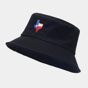 Détail de la broderie du drapeau du Texas sur le chapeau bob noir en coton