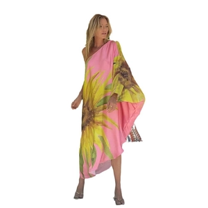 Detail eines rosa One-Shoulder-Maxikleids mit Sonnenblumenmuster und hohem Seitenschlitz