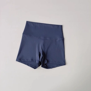 Dettaglio dei pantaloncini da yoga blu navy a vita alta con tessuto elastico senza cuciture