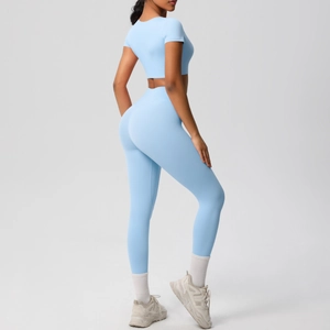Ensemble de yoga bleu clair pour femmes avec haut court et leggings sans couture taille haute