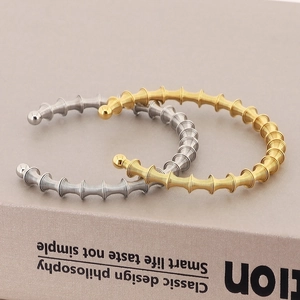 Luxuriöse C-förmige Titanstahl-Federarmbänder in Gold- und Silbausführung