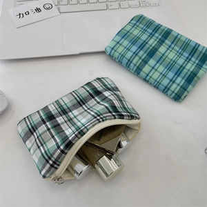 Gros plan sur la trousse à maquillage en toile à carreaux pour rouge à lèvres
