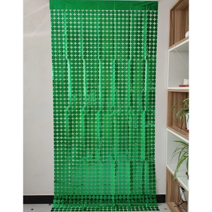 Dettaglio della tenda a frange verde con motivo laser a croce per sfondo di festa