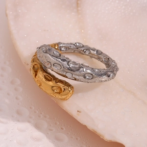 Anello serpente aperto in acciaio inossidabile placcato oro 18K con texture martellata