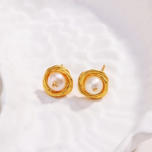 Gros plan de boucles d'oreilles fleur de lave plaquées or 18k avec perles