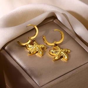 Boucles d'oreilles créoles étoile de mer en acier inoxydable doré 18 carats sur fond soie