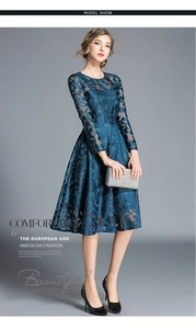 Vue détaillée de la dentelle florale sur cette robe évasée bleu marine à manches longues