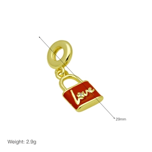 Détail d'un pendentif cadenas en émail rouge doré avec gravure Love et petit diamant