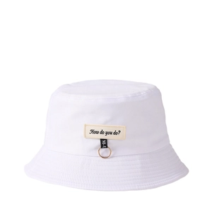 Cappello a secchiello in tela bianca con nastro arcobaleno, toppa e anello in metallo