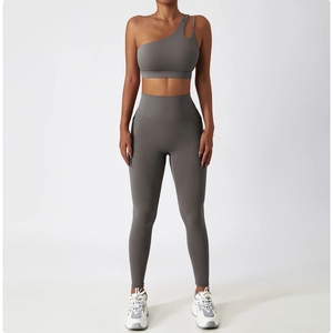 Détail de l'ensemble de sport gris foncé avec brassière à une épaule et legging