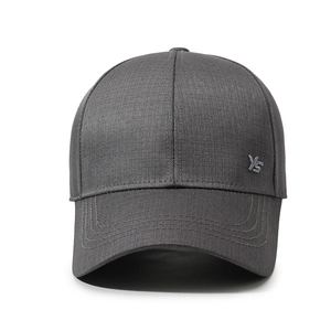 Casquette de baseball gris foncé minimaliste avec panneaux structurés et logo YS en métal