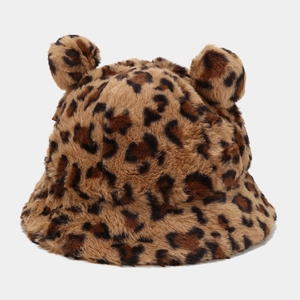 Vue détaillée du chapeau bob en peluche léopard avec oreilles d'ours et texture en fausse fourrure