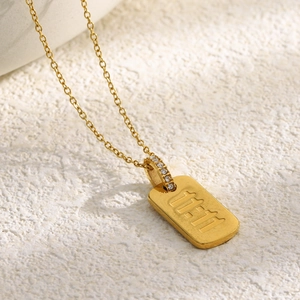 Gros plan du pendentif rectangulaire plaqué or 18K avec gravure 11:11 et cristaux