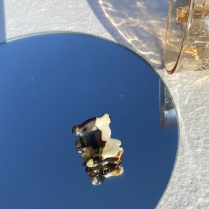 Mini pince à cheveux ours en acétate écaille de tortue sur miroir avec gravure