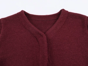 Détail de l'encolure en V et de la texture du tricot bordeaux de haute qualité