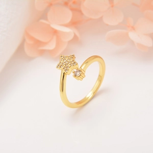 Gold-plated adjustable ring featuring a sparkling star and round cubic zirconia detail